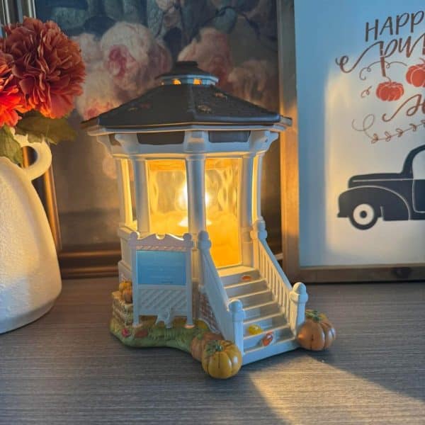 Gilmore Girls™ Welcome to Stars Hollow – Scentsy Warmer Styled