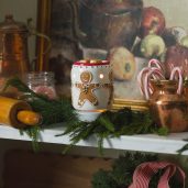 Gingerbread Snap Scentsy Mini Warmer with Tabletop Base Styled