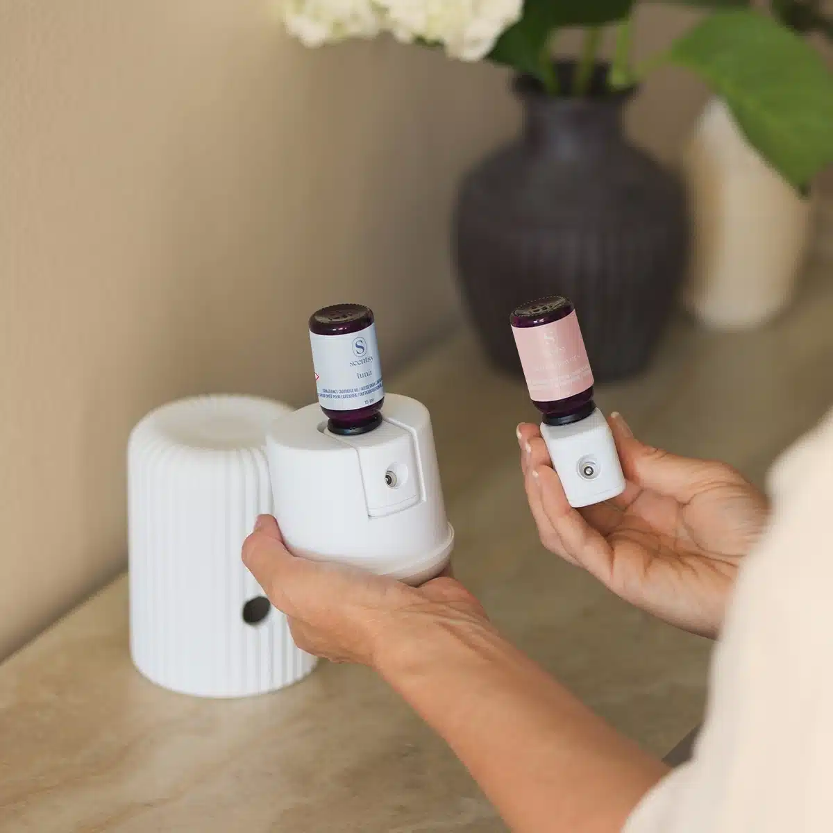 Scentsy Solo Diffuser & One Fragrance Cartridge Chaning 1 Scentsy Solo Diffuser & One Fragrance Cartridge Chaning 1