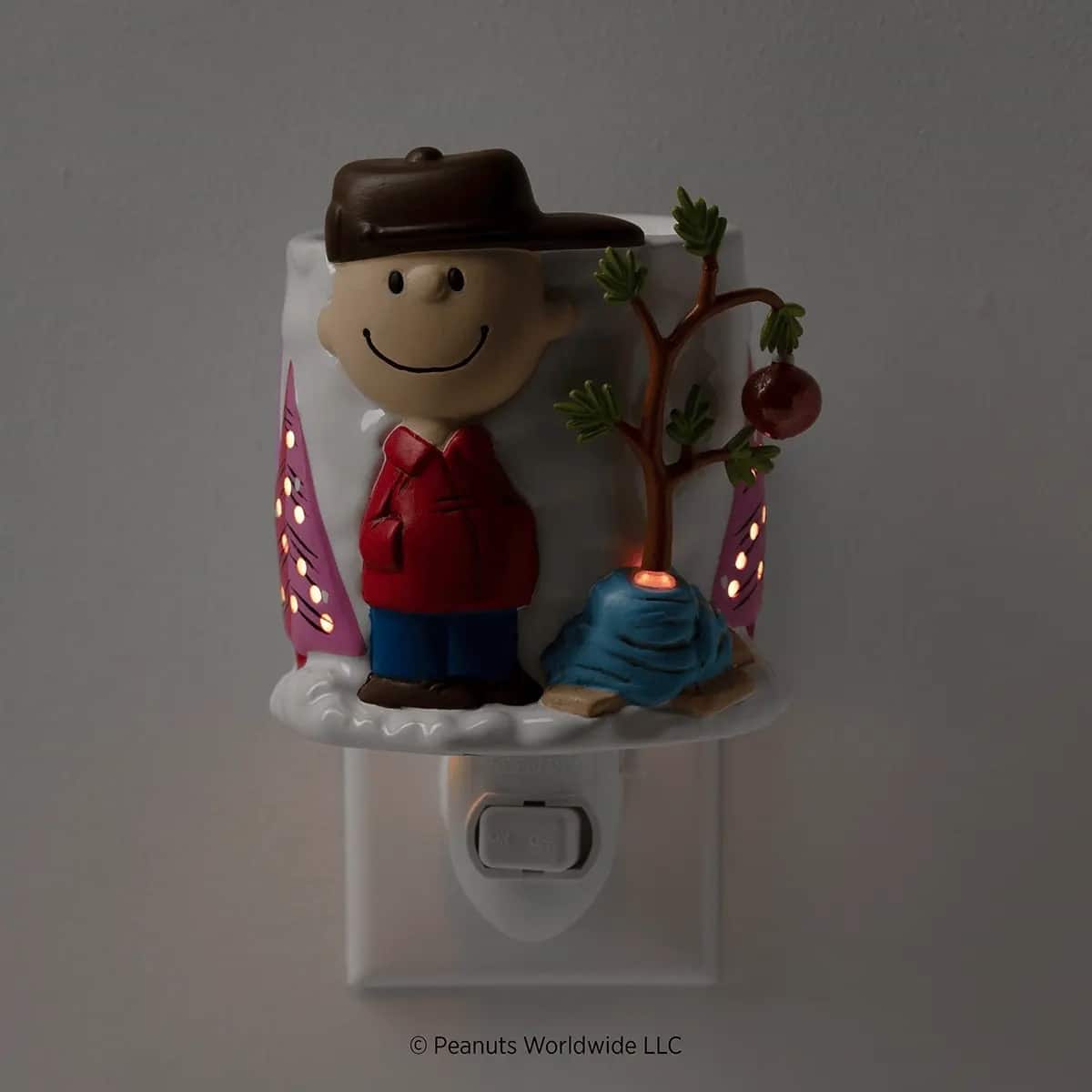 Peanuts™ A Charlie Brown Christmas – Scentsy Mini Warmer with Wall Plug Dark Setting Peanuts™ A Charlie Brown Christmas – Scentsy Mini Warmer with Wall Plug Dark Setting